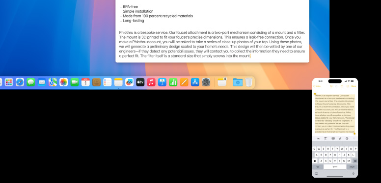 iPhone u?ywaj?cy Uniwersalnego schowka do kopiowania notatek do komputera Mac mini M4 z monitorem Studio Display.