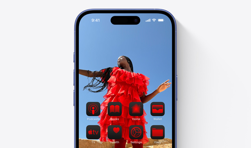 iPhone 16 ekrāns ar bildi, kurā redzama meitene sarkanā kleitā, un vid?etiem, kas iekrāsoti līdzīgā sarkanā krāsā.