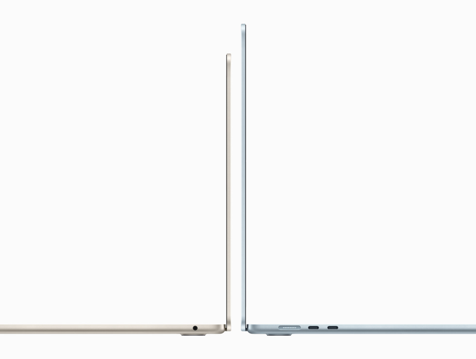 Dois notebooks MacBook Air de 13 e 15 polegadas virados para lados opostos, mostrando a diferen?a de tamanho